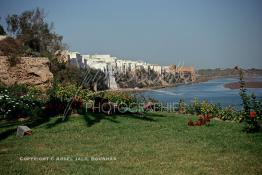 Image du Maroc Professionnelle de  Azemmour, selon les historiens, son nom serait d'origine Amazigh, située sur la rive de l'Oum Er-Rabia, elle est surnommée la ville de Moulay Bouchaïb. Cette ville millénaire, dont les murailles laissées par les portugais sont classées Monuments Historique. Samedi 10 Avril 1999. (Photo / Abdeljalil Bounhar) 